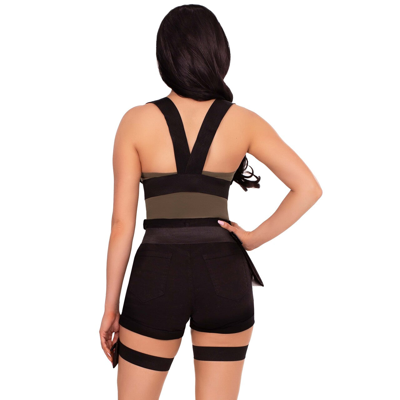 Op deze afbeelding zie je een Kostuums, van het merk Leg Avenue. Utility Body Harness With Garter And Pockets Vrouw Kostuum
