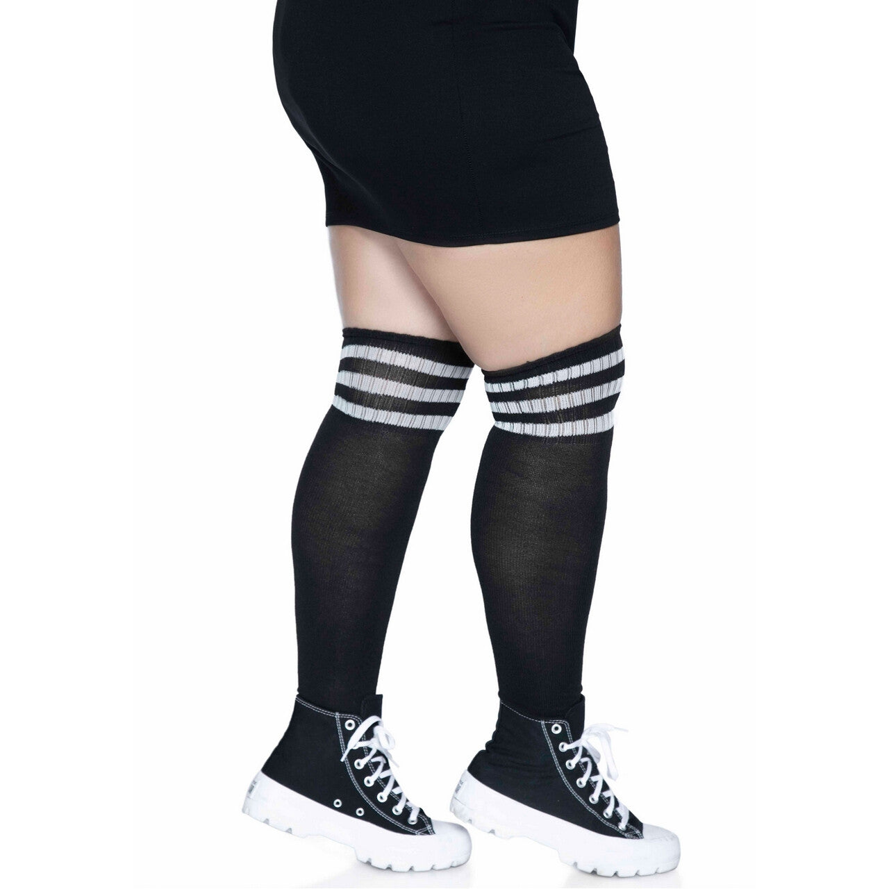 Op deze afbeelding zie je een Accessoires, van het merk Leg Avenue. Zwarte Sokken Sportief Met Witte Strepen Plus Size
