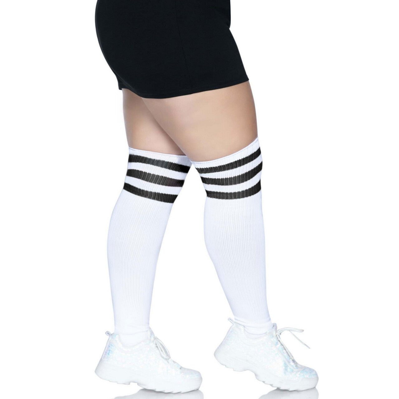 Op deze afbeelding zie je een Accessoires, van het merk Leg Avenue. Atletische Sport Sokken Zwarte Strepen Plus Size