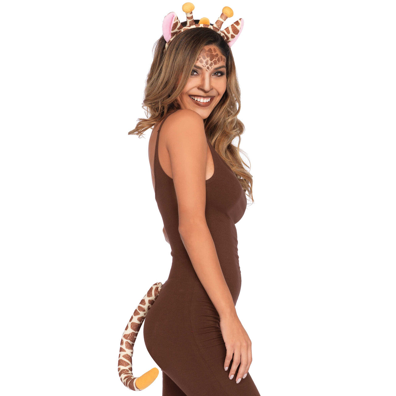 Op deze afbeelding zie je een Accessoires, van het merk Leg Avenue. Giraffe Set Staart En Haarband Met Oortjes En Hoorns
