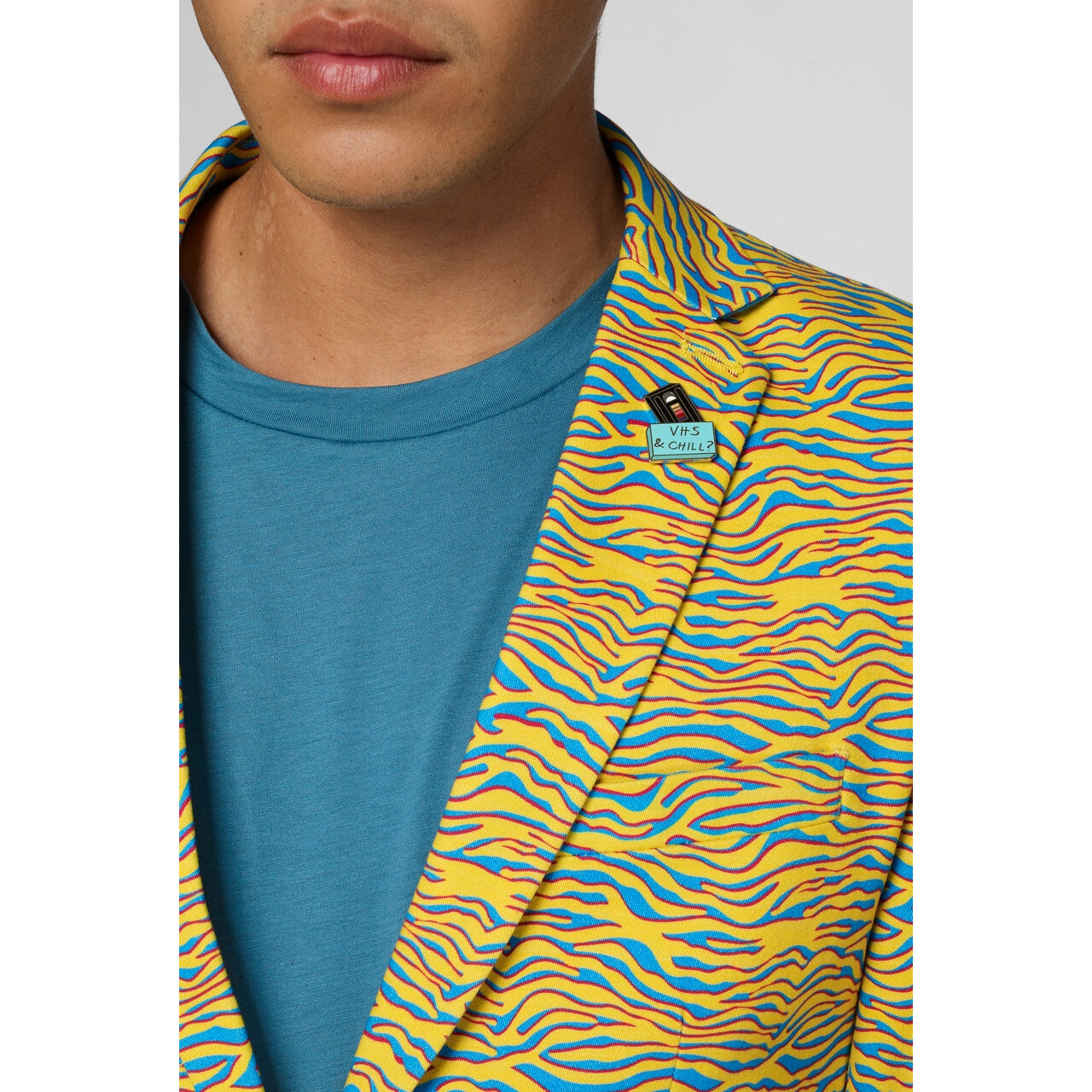 Op deze afbeelding zie je een Kostuums, van het merk Opposuits. Yellow Striped 80s Animal Jas Man