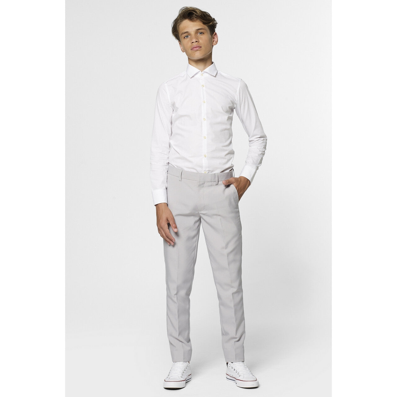 Op deze afbeelding zie je een Kostuums, van het merk Opposuits. Klassieke Bruidsjonker Grijs Jongen Kostuum