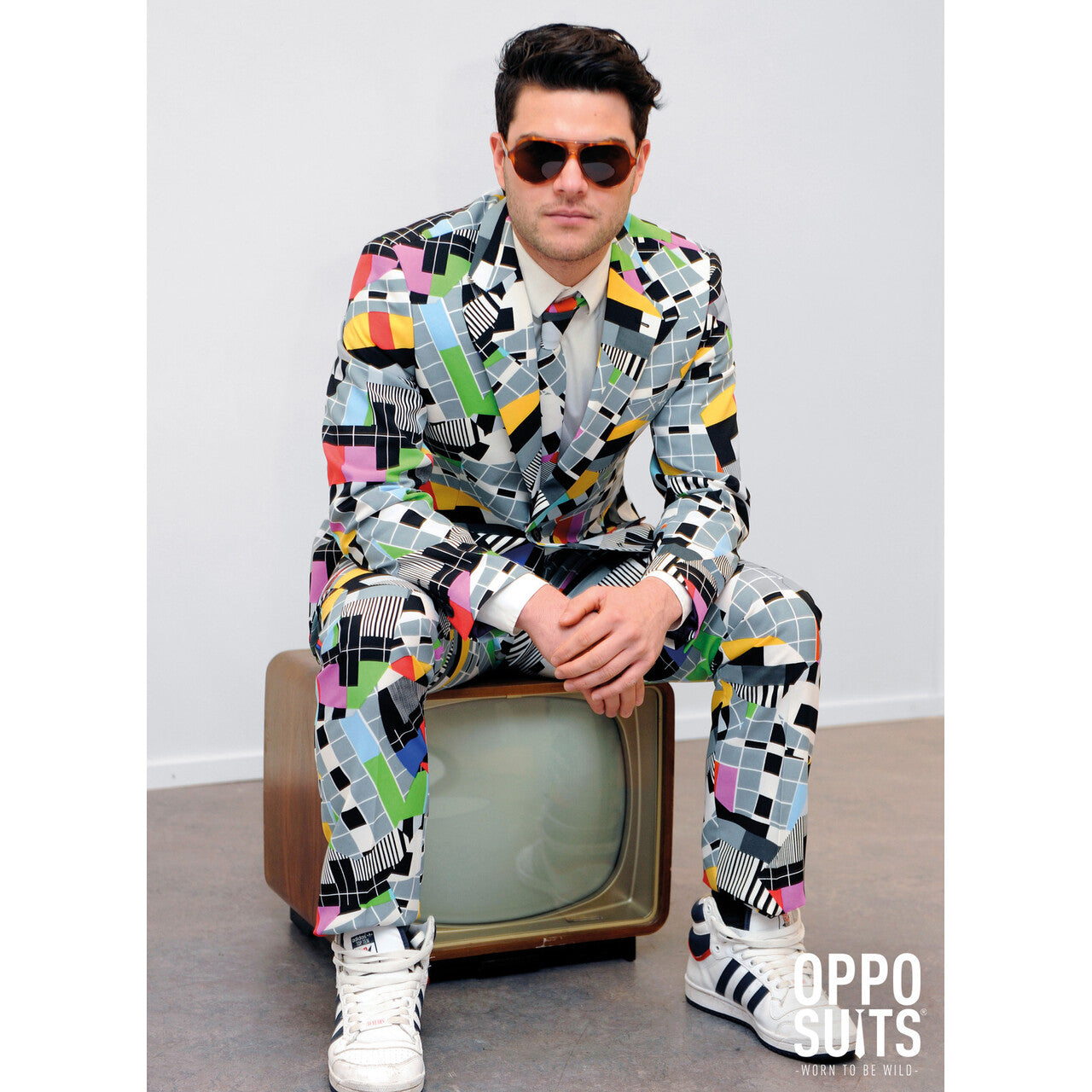 Op deze afbeelding zie je een Kostuums, van het merk Opposuits. Testival Testbeeld Opposuit Kostuum Man