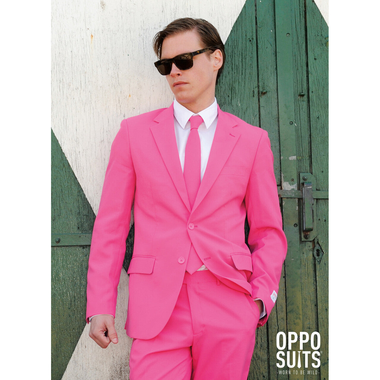 Op deze afbeelding zie je een Kostuums, van het merk Opposuits. Mr. Pinker Than Pink Roze Opposuit Kostuum Man