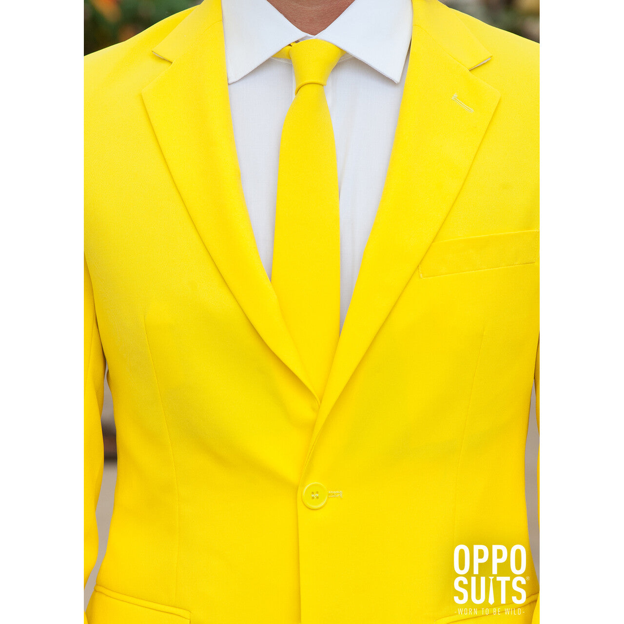 Op deze afbeelding zie je een Kostuums, van het merk Opposuits. Geel Yellow Fellow Opposuit Kostuum Man
