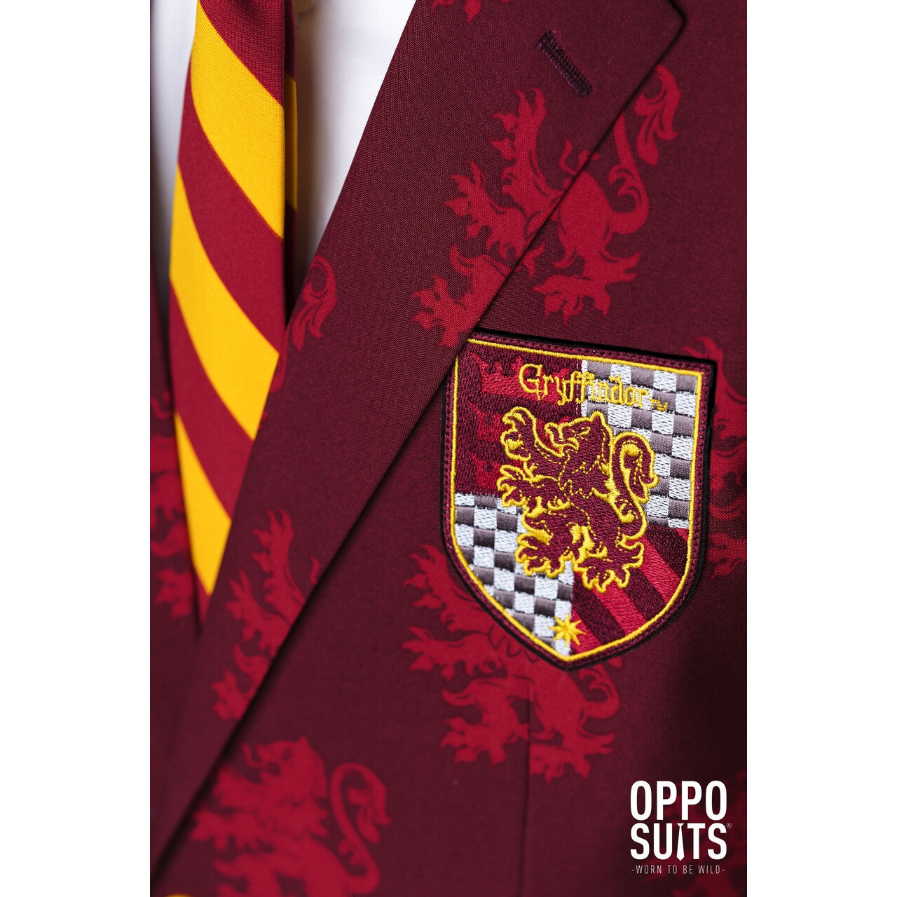 Op deze afbeelding zie je een Kostuums, van het merk Opposuits. Harry Potter™ Zweinstein Griffoendor Wapen Man Kostuum
