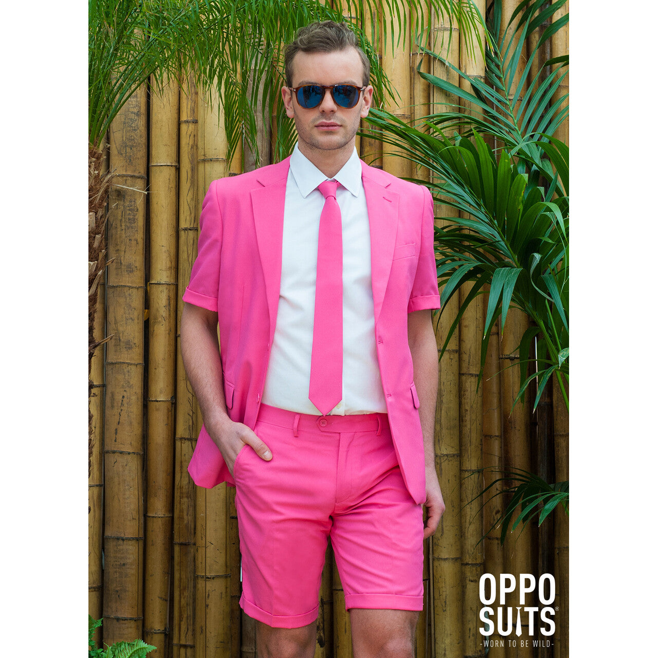 Op deze afbeelding zie je een Kostuums, van het merk Opposuits. Summer Festival Extravagant Mr. Pink Opposuit Kostuum Man