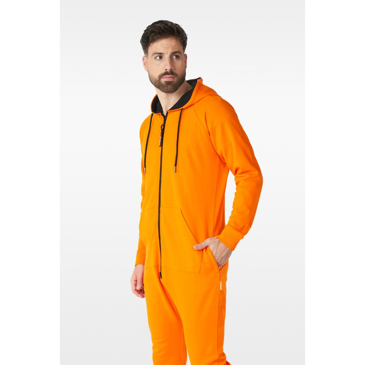 Op deze afbeelding zie je een Kostuums, van het merk Opposuits. The Orange Army Party Man Kostuum