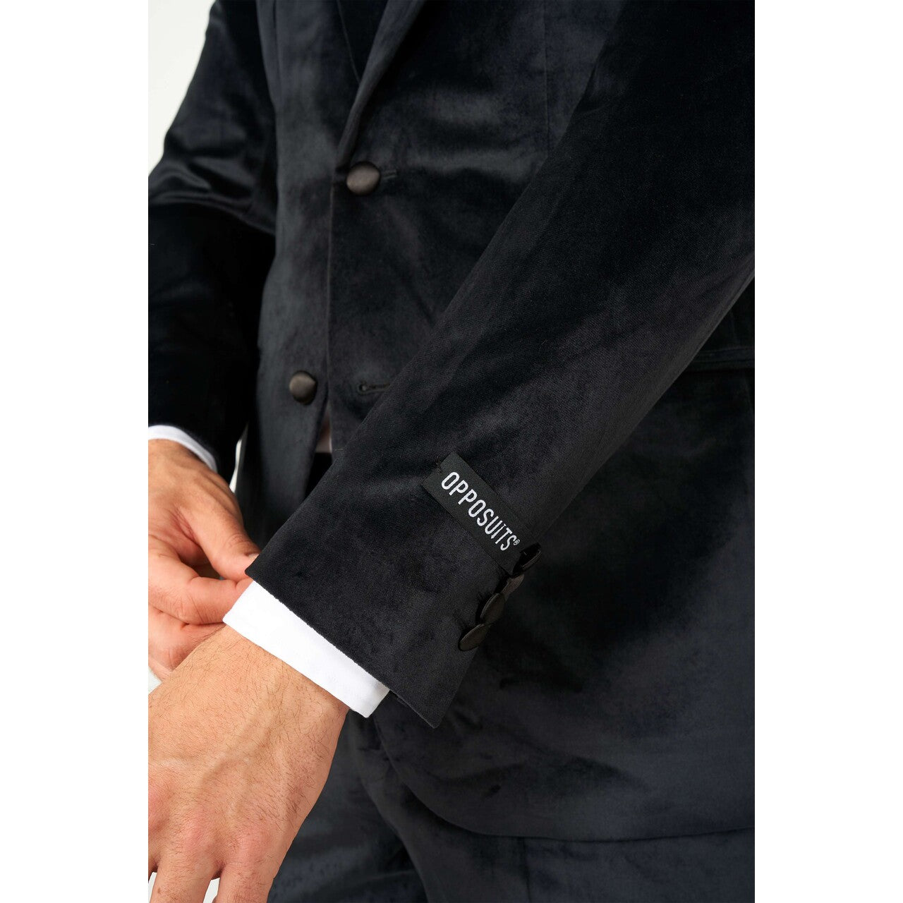 Op deze afbeelding zie je een Kostuums, van het merk Opposuits. Midnight Black Velvet Man Kostuum