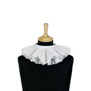Op deze afbeelding zie je een Accessoires, van het merk PartyXplosion. Kraag Geborduurd Wit