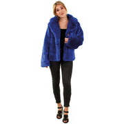 Op deze afbeelding zie je een Kostuums, van het merk PartyXplosion. Deftige Bontjas Donker Blauw Vrouw