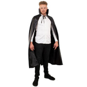 Op deze afbeelding zie je een Kostuums, van het merk PartyXplosion. Lange Cape Zwart Met Kraag