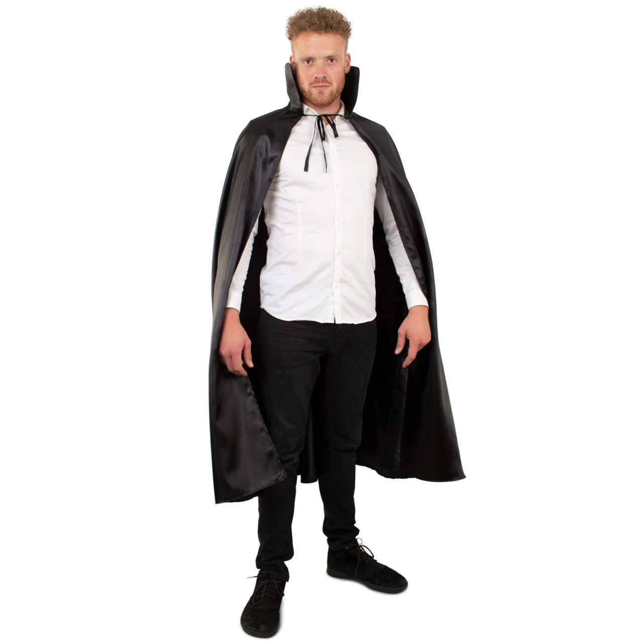 Op deze afbeelding zie je een Kostuums, van het merk PartyXplosion. Lange Cape Zwart Met Kraag
