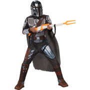 Op deze afbeelding zie je een Kostuums, van het merk Rubies. Mando De Mandalorian Classic Kind Kind Kostuum