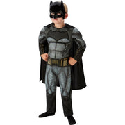 Op deze afbeelding zie je een Kostuums, van het merk Rubies. Geeft Geen Moer Om Gevaar Batman Justice League Deluxe Jongen Kostuum