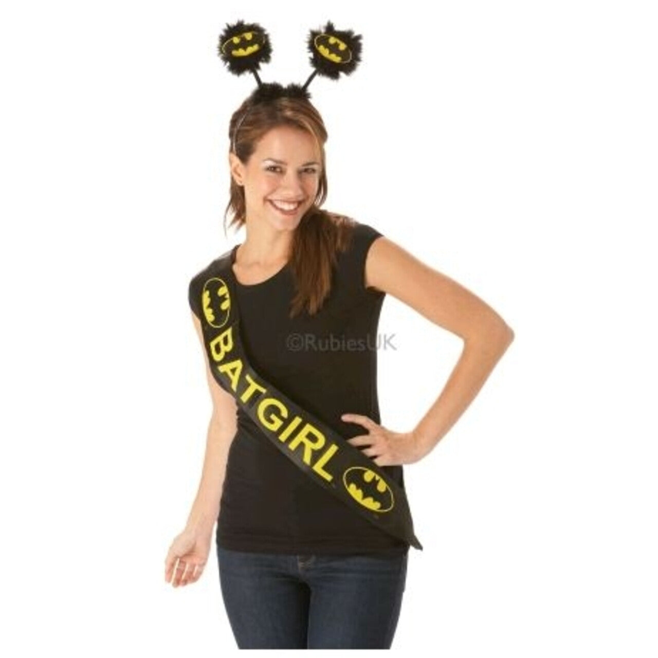 Op deze afbeelding zie je een Accessoires, van het merk Rubies. Bad Girl Batgirl Sjerp