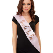 Op deze afbeelding zie je een Accessoires, van het merk Smiffy's. Bride To Be Sjerp Bijna De Bruid