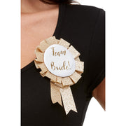 Op deze afbeelding zie je een Accessoires, van het merk Smiffy's. Team Bride Broche Bruidsmeisjes
