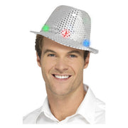 Op deze afbeelding zie je een Accessoires, van het merk Smiffy's. Pailletten Hoed Zilver Met Lichtjes