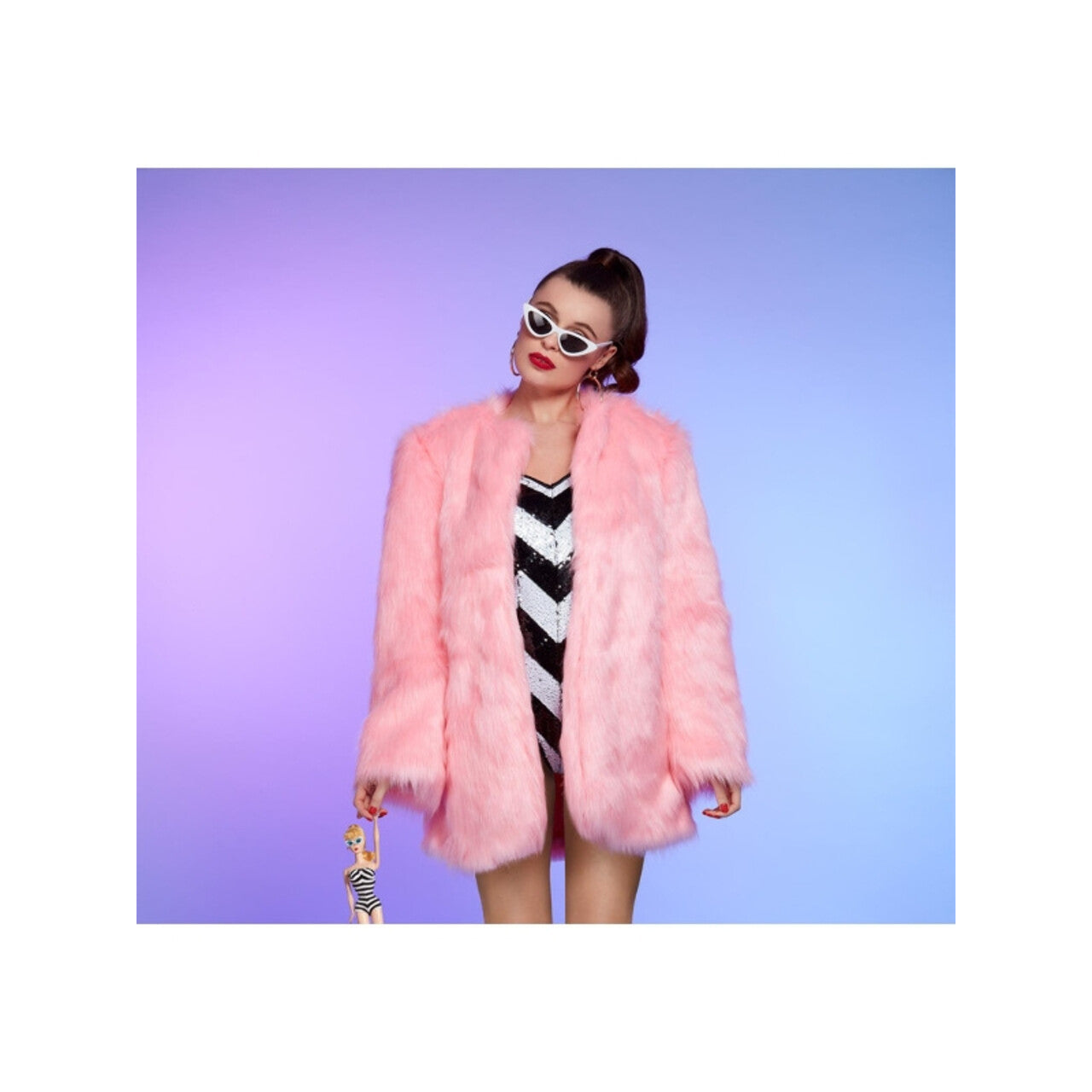 Op deze afbeelding zie je een Kostuums, van het merk Smiffy's. Barbiepop Badpak En Bontjas 60 Jaar Editie Vrouw Kostuum