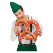 Op deze afbeelding zie je een Decoratie, van het merk Smiffy's. Opblaas Oktoberfest Pretzel