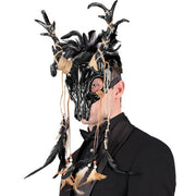 Op deze afbeelding zie je een Accessoires, van het merk Widmann. Masker Voodoo Priester Stier Met Veren