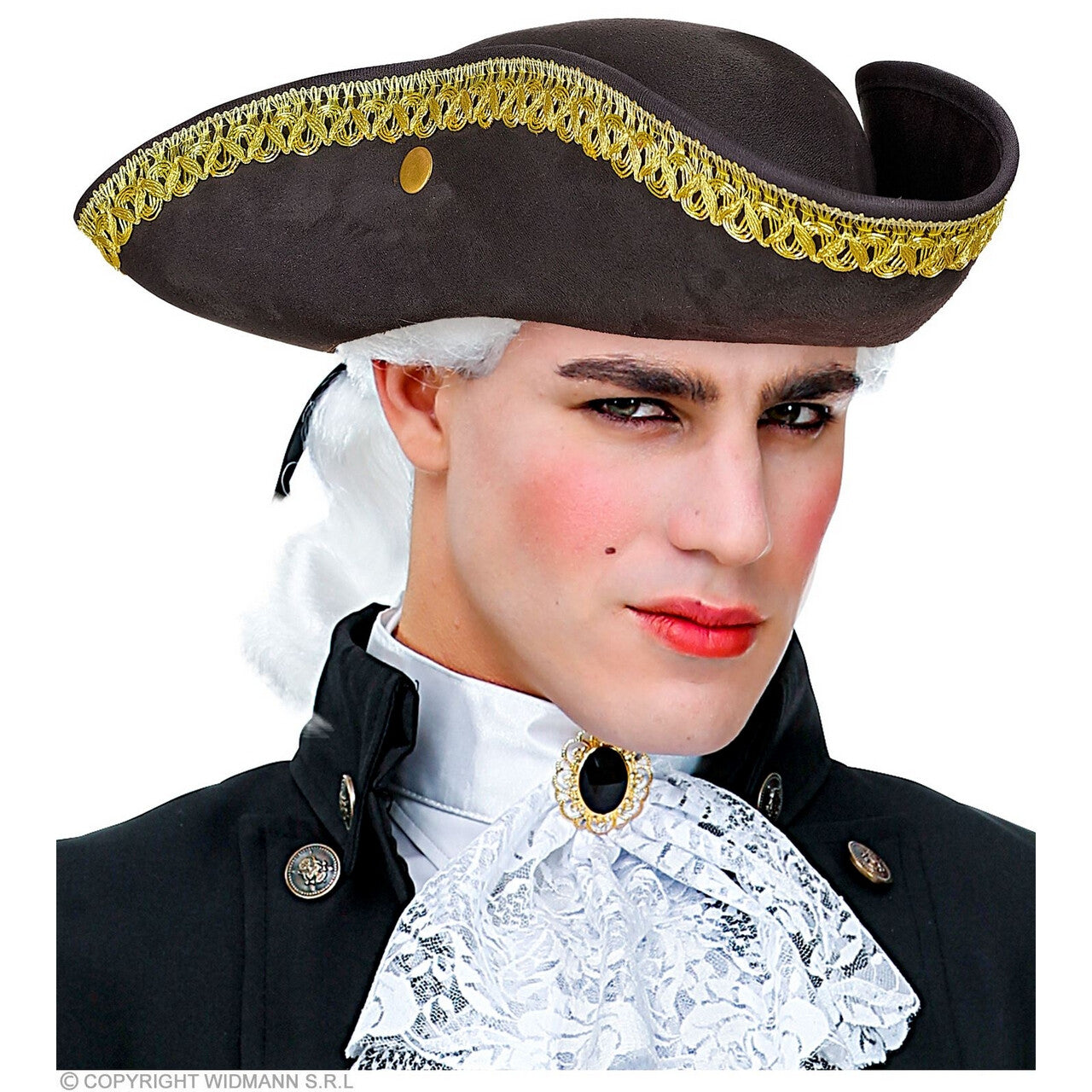 Op deze afbeelding zie je een Accessoires, van het merk Widmann. Driesteek Musketier Suedelook Zwart