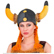 Op deze afbeelding zie je een Accessoires, van het merk Widmann. Viking Helm Met Oranje Vlechten