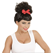 Op deze afbeelding zie je een Accessoires, van het merk Widmann. 50s Pruik, Rock Pin Up Girl Zwart Met Rode Strik