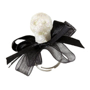 Op deze afbeelding zie je een Accessoires, van het merk Widmann. Fancy Ring Glitter Schedel Met Strikje