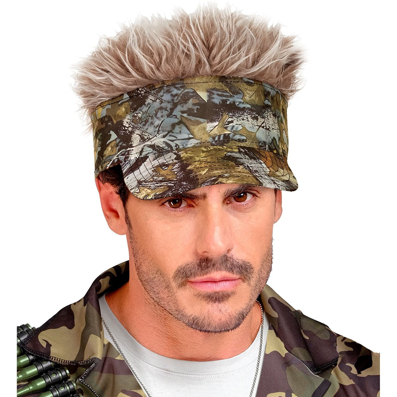 Op deze afbeelding zie je een Accessoires, van het merk Widmann. Camouflage Legerzonneklep Met Haar