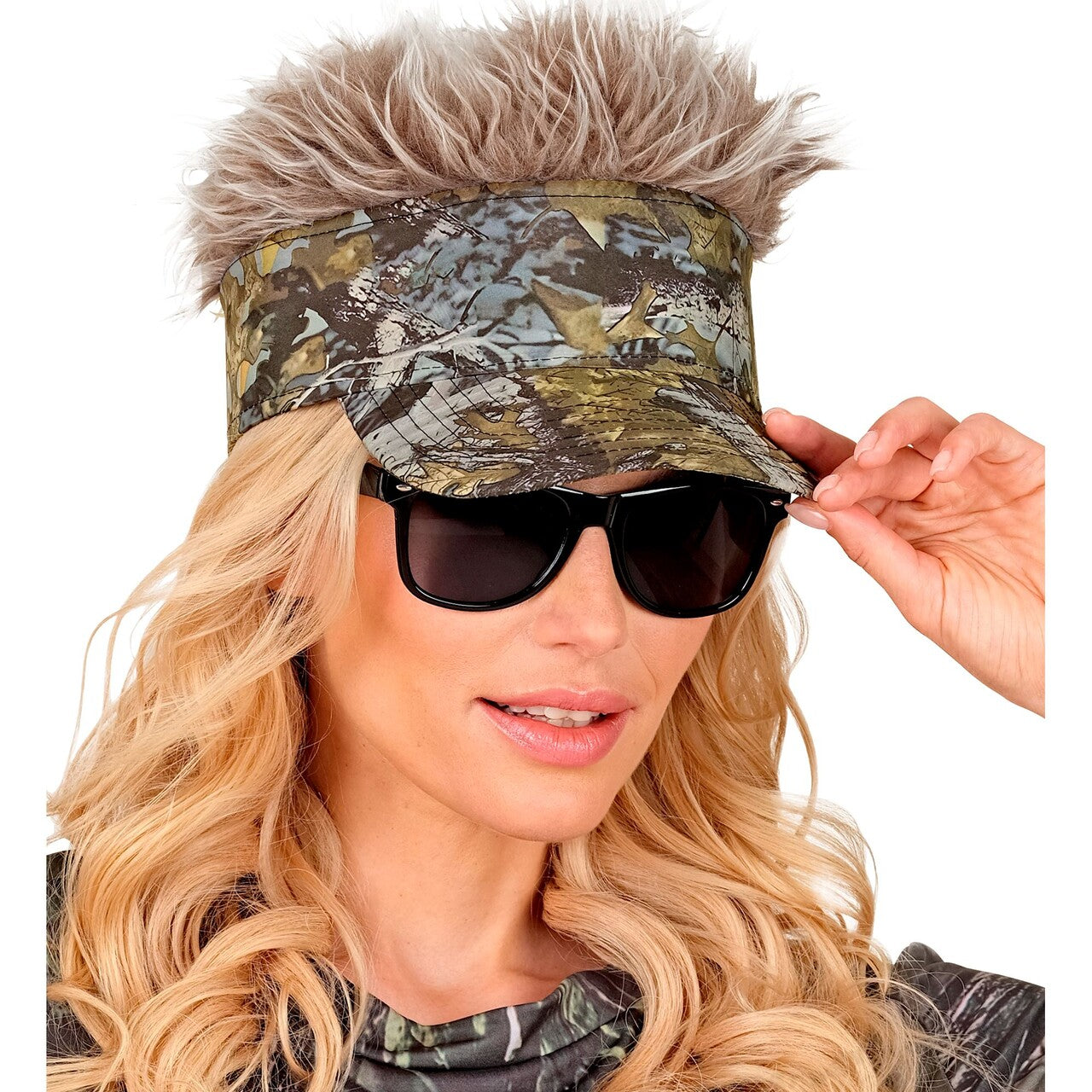 Op deze afbeelding zie je een Accessoires, van het merk Widmann. Camouflage Legerzonneklep Met Haar