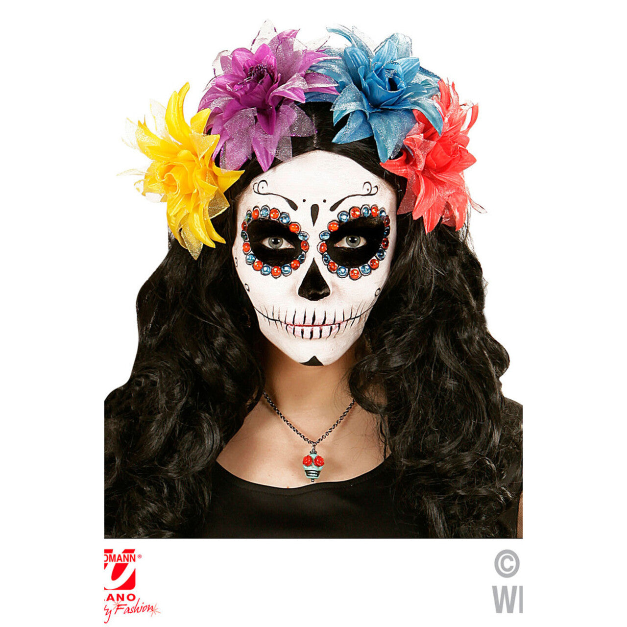 Op deze afbeelding zie je een Accessoires, van het merk Widmann. Happy Halloween Ketting Azuur Schedel Met Rode Ogen