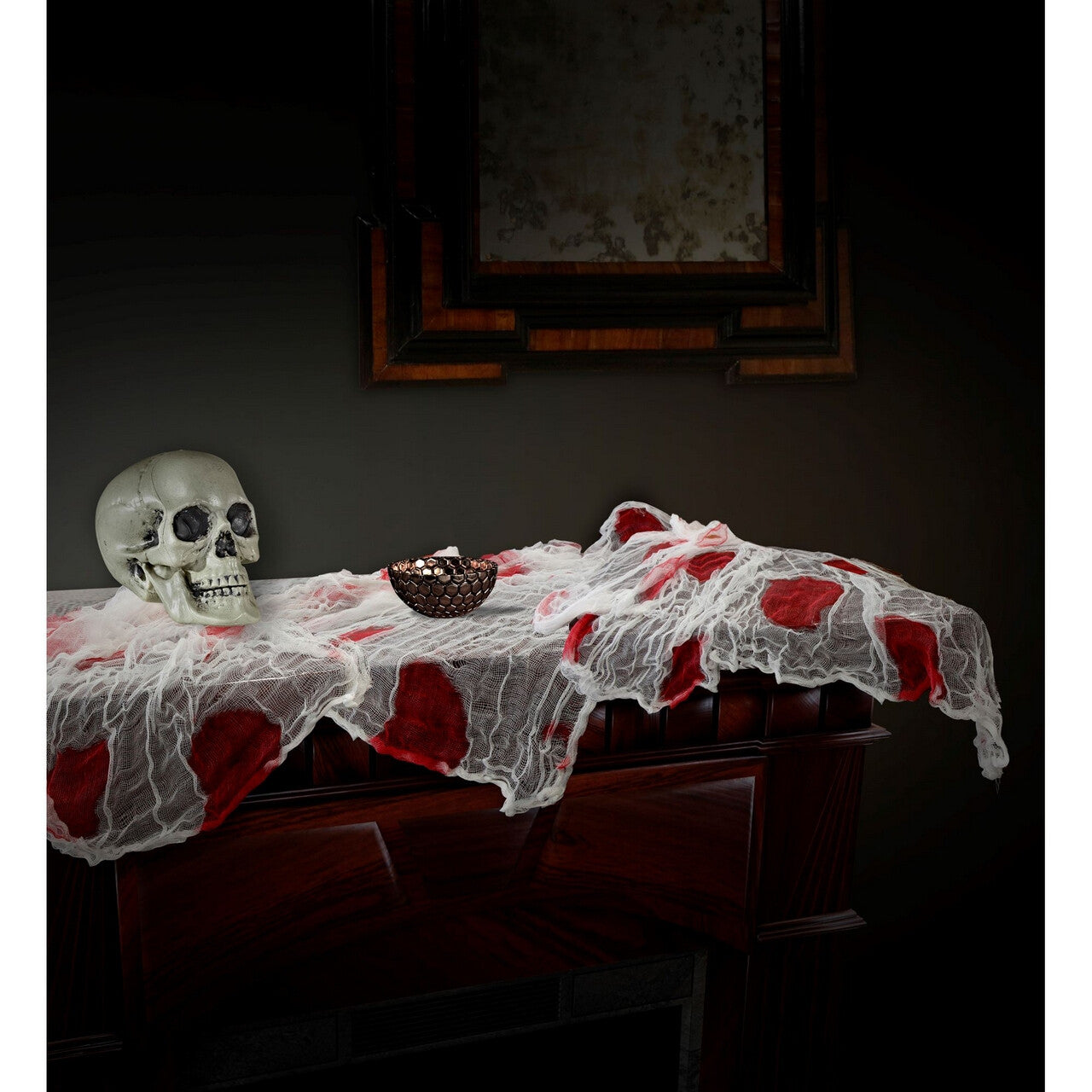 Op deze afbeelding zie je een Decoratie, van het merk Widmann. Halloween Tafelkleed Gaas En Bloed 180 Bij 80 Centimeter