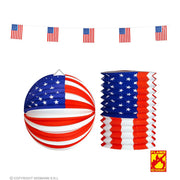 Op deze afbeelding zie je een Decoratie, van het merk Widmann. Set Vlaggenlijn, Papieren Bal En Lantaarn USA Independance Day