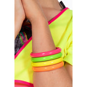 Op deze afbeelding zie je een Accessoires, van het merk Wilbers. Set Armbanden Neon (4stuks)