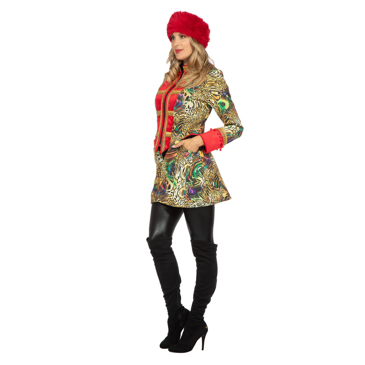 Op deze afbeelding zie je een Kostuums, van het merk Wilbers. Luxe Panterwilde Jas Rood Vrouw