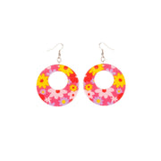Op deze afbeelding zie je een Accessoires, van het merk Wilbers. Oorbellen Hippie Rond / Bloem Roze