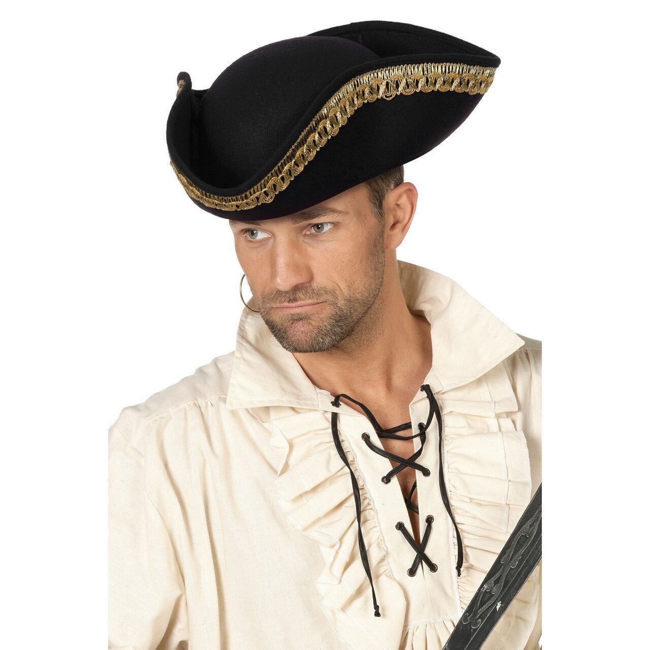 Op deze afbeelding zie je een Accessoires, van het merk Wilbers. Piratenhoed Driesteek Met Goudband