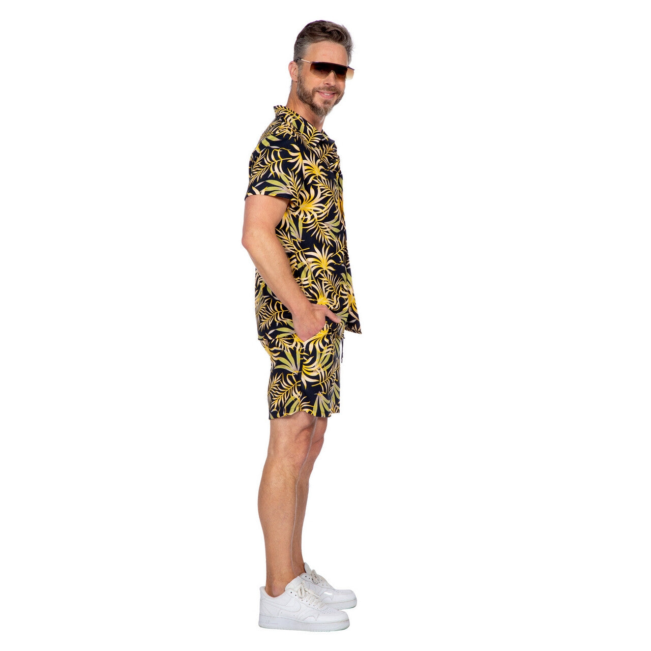 Op deze afbeelding zie je een Kostuums, van het merk Wilbers. Welcome To The Jungle Festival Man Kostuum